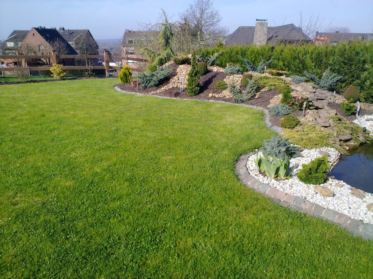 Garten-und Landschaftsbau_mini Gartenanlage mit Rasen und Bepflanzung