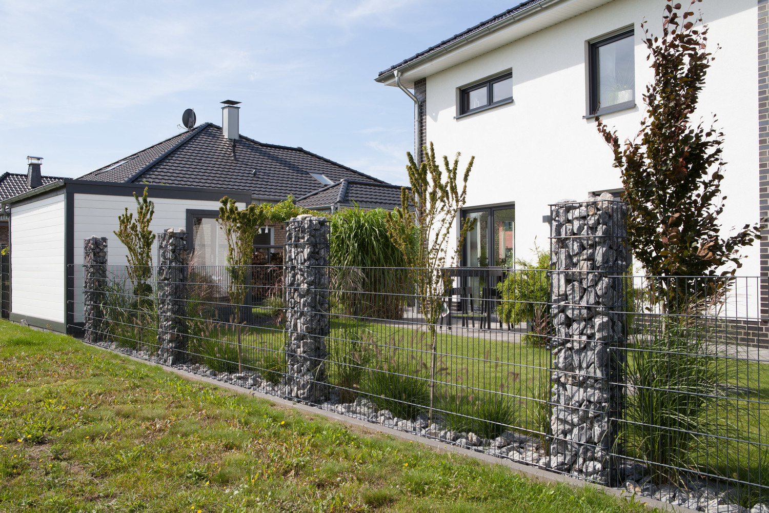 Neuanlage auf Neubaugrundstück mit Gabionenzaunsystem Neuanlage auf Neubaugrundstück mit Gabionenzaunsystem