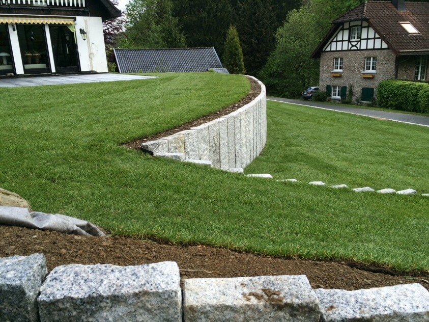 Umbau Hanglage mit Höhenausgleich auf unterschiedlichen Ebenen mit Rollrasen Umbau Hanglage mit Höhenausgleich auf unterschiedlichen Ebenen mit Rollrasen